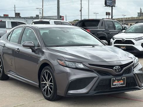 Used 2022 Toyota Camry SE w/ Carpet Mat Package (TMS) image 7