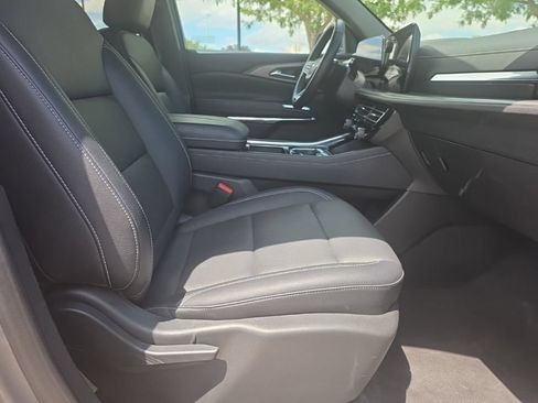 Used 2025 Chevrolet Traverse LT FWD image 24