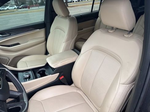 Used 2025 Jeep Grand Cherokee L Limited w/ Luxury Tech Group II image 18