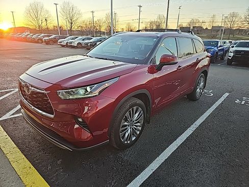 Used 2022 Toyota Highlander Platinum image 2