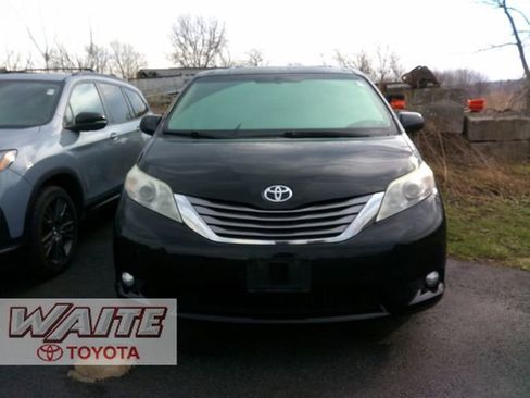 Used 2022 Toyota Sienna Platinum image 3