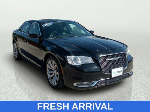 Used 2017 Chrysler 300 Limited w/ Value Package RWD image 1