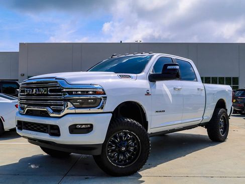 Used 2025 RAM 2500 Laramie AWD/4WD image 1