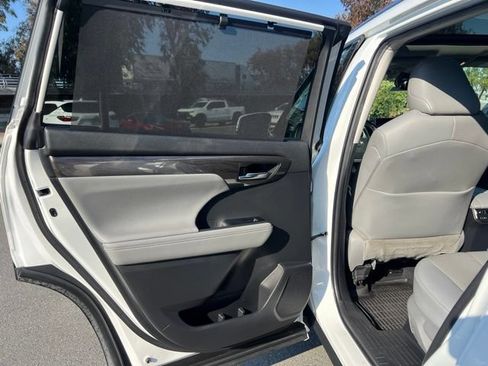 Used 2022 Toyota Highlander Platinum AWD/4WD image 25