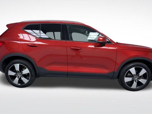 Used 2019 Volvo XC40 T4 Momentum FWD image 9