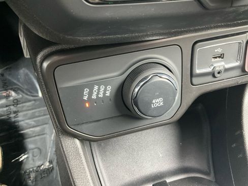 Used 2023 Jeep Renegade Latitude AWD/4WD image 23
