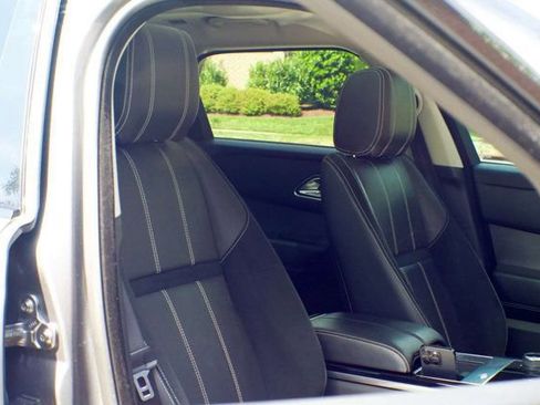 Used 2019 Land Rover Range Rover Velar S image 45