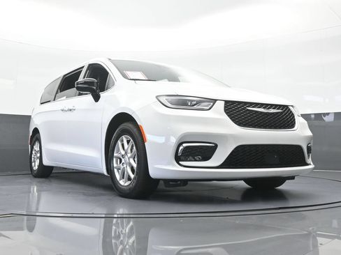 Used 2025 Chrysler Pacifica Select FWD image 58