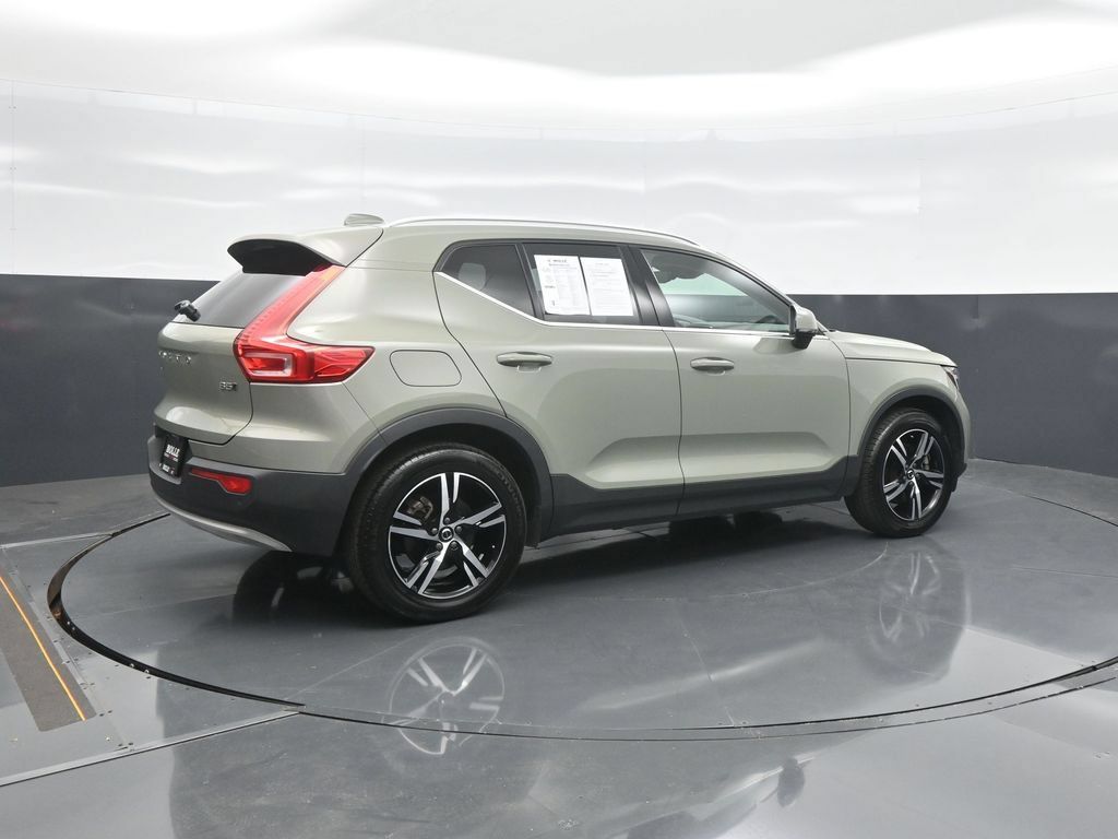 Used 2023 Volvo XC40 B5 Plus AWD/4WD image 7
