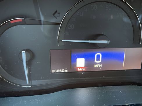 Used 2017 Cadillac XT5 Luxury w/ Driver Awareness Package image 6