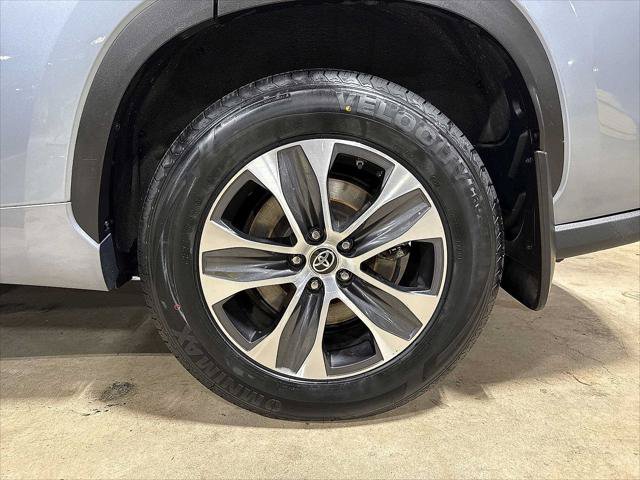 Certified 2022 Toyota Highlander XLE AWD/4WD image 10