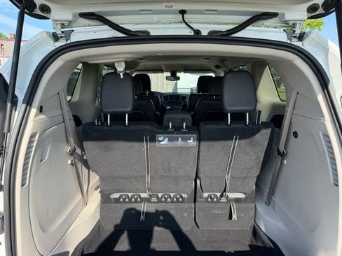 Used 2019 Chrysler Pacifica Touring-L FWD image 24