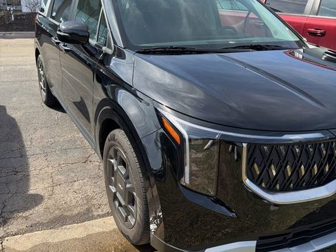 Used 2025 Kia Carnival EX image 4