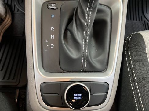 Used 2025 Hyundai Venue SEL FWD image 45