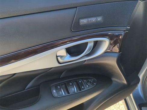 Used 2018 INFINITI Q70 Luxe image 24