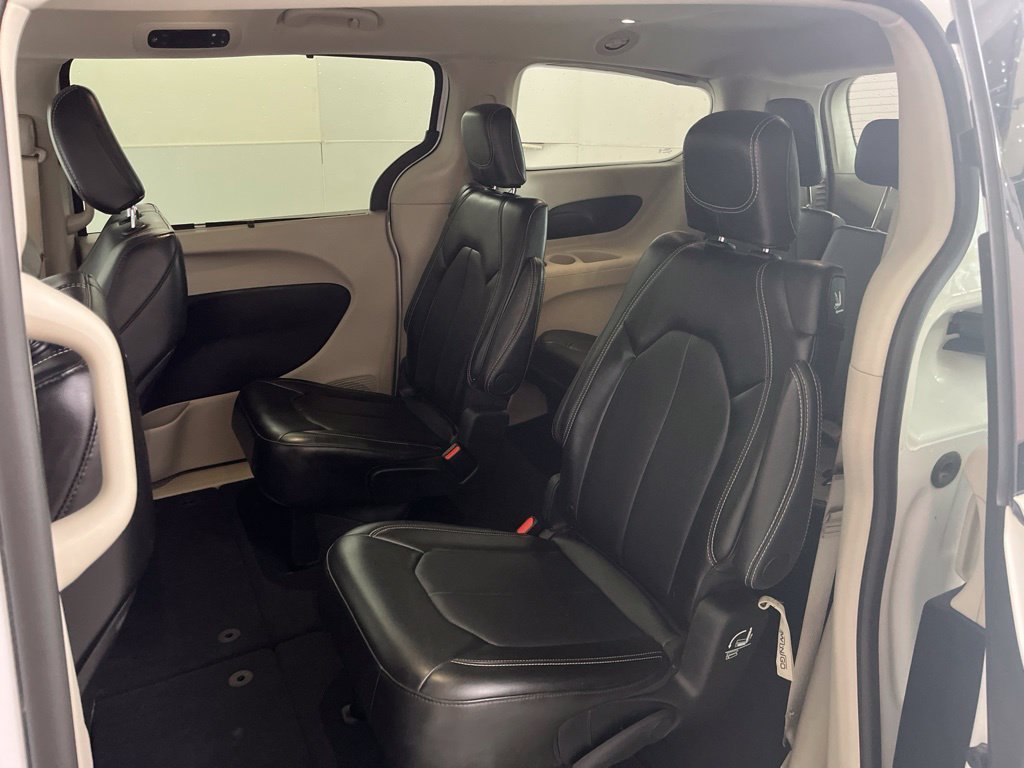 Used 2024 Chrysler Pacifica Touring-L FWD image 19