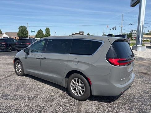 Used 2025 Chrysler Pacifica Select FWD image 4