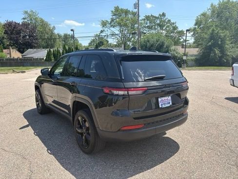 Used 2023 Jeep Grand Cherokee Limited w/ Black Appearance Package AWD/4WD image 3