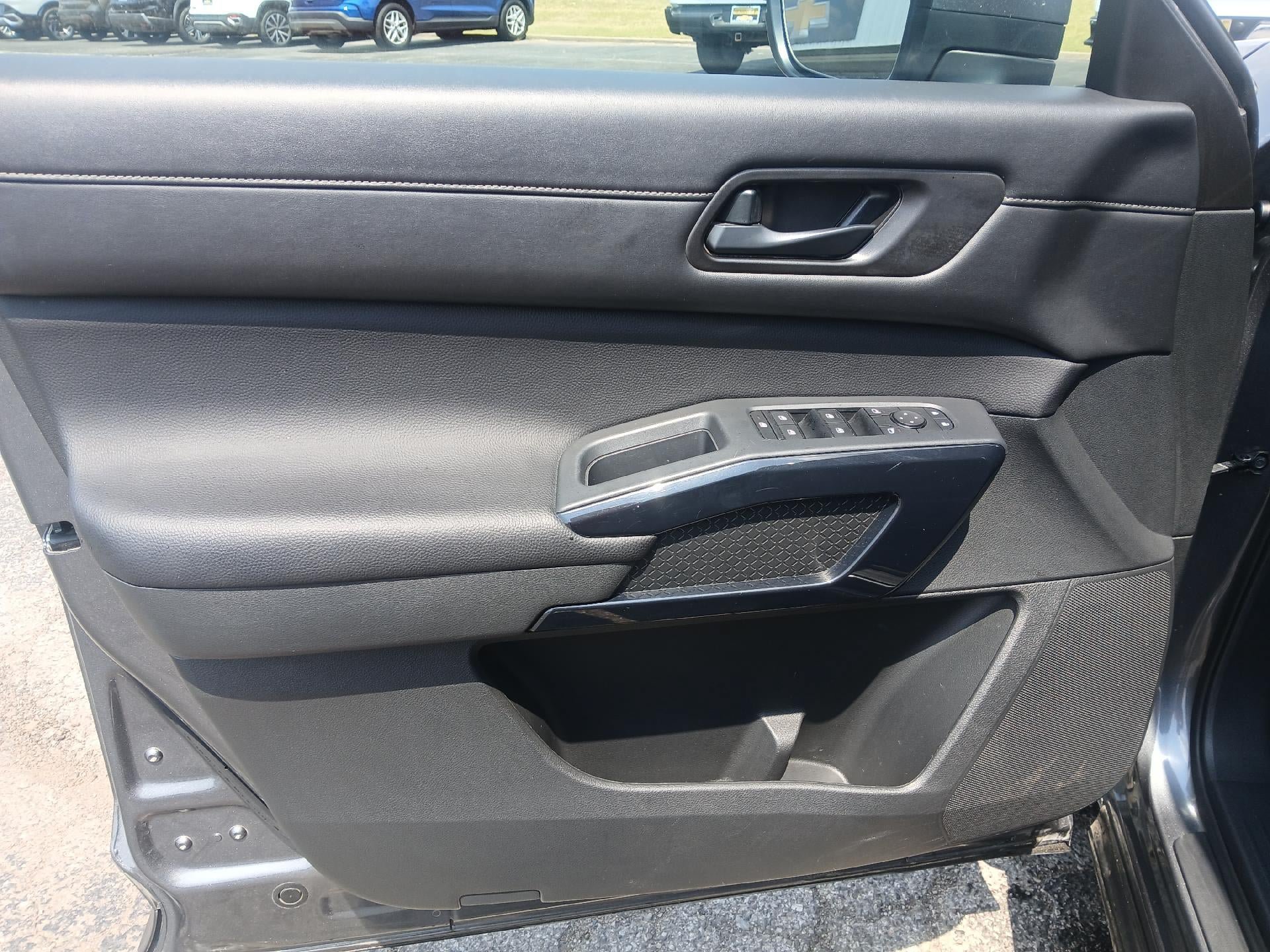 Used 2025 Nissan Pathfinder SV FWD image 13