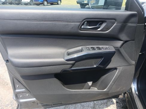 Used 2025 Nissan Pathfinder SV FWD image 13