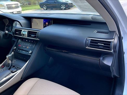 Used 2018 Lexus IS 300 AWD image 17