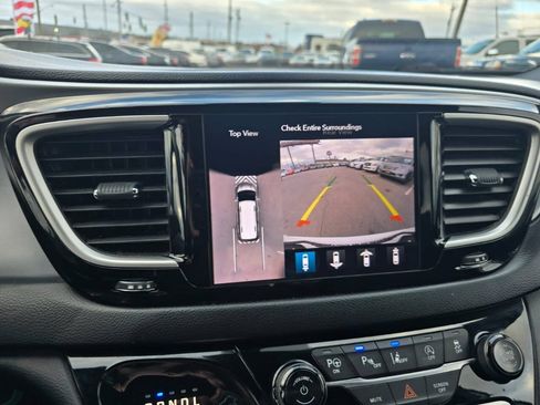 Used 2020 Chrysler Pacifica Touring w/ Advanced Safetytec Group FWD image 22