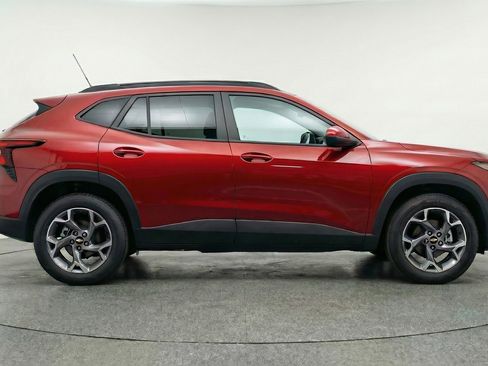 Used 2025 Chevrolet Trax LT w/ LT Convenience Package image 11