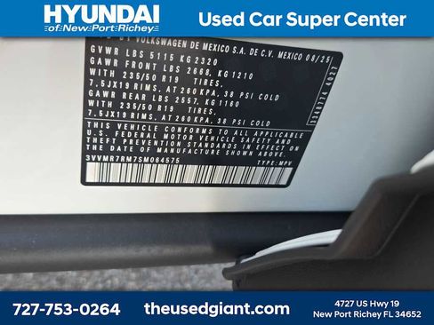 Used 2025 Volkswagen Tiguan SE w/ Panoramic Sunroof Package image 35