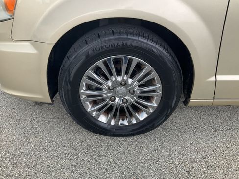 Used 2011 Chrysler Town & Country Limited FWD image 8