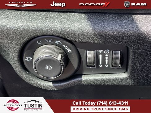 New 2026 Chrysler Pacifica Limited w/ Uconnect Theater Family Group FWD image 23