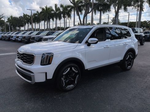 Used 2025 Kia Telluride S FWD image 8
