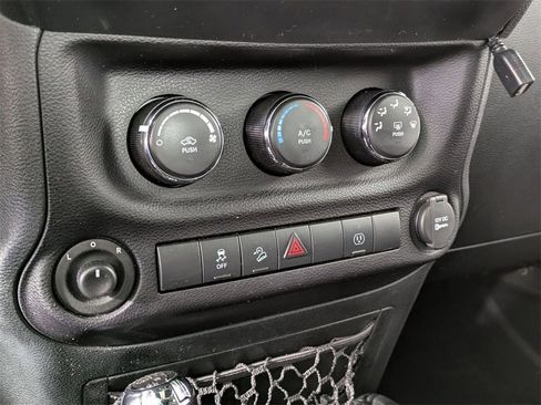 Used 2016 Jeep Wrangler Unlimited Rubicon image 18