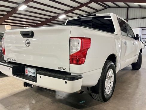 Used 2018 Nissan Titan SV w/ SV Convenience Package image 2