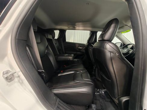 Used 2019 Jeep Cherokee Trailhawk AWD/4WD image 21