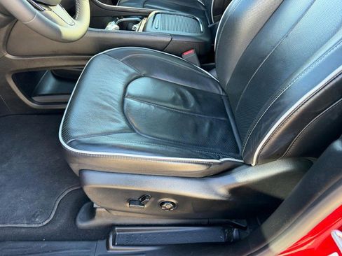 Used 2025 Chrysler Pacifica Limited FWD image 23