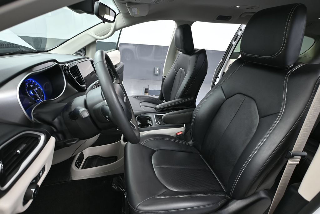 Used 2024 Chrysler Pacifica Touring-L FWD image 17
