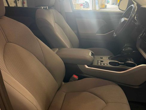 Used 2023 Toyota Highlander LE FWD image 21