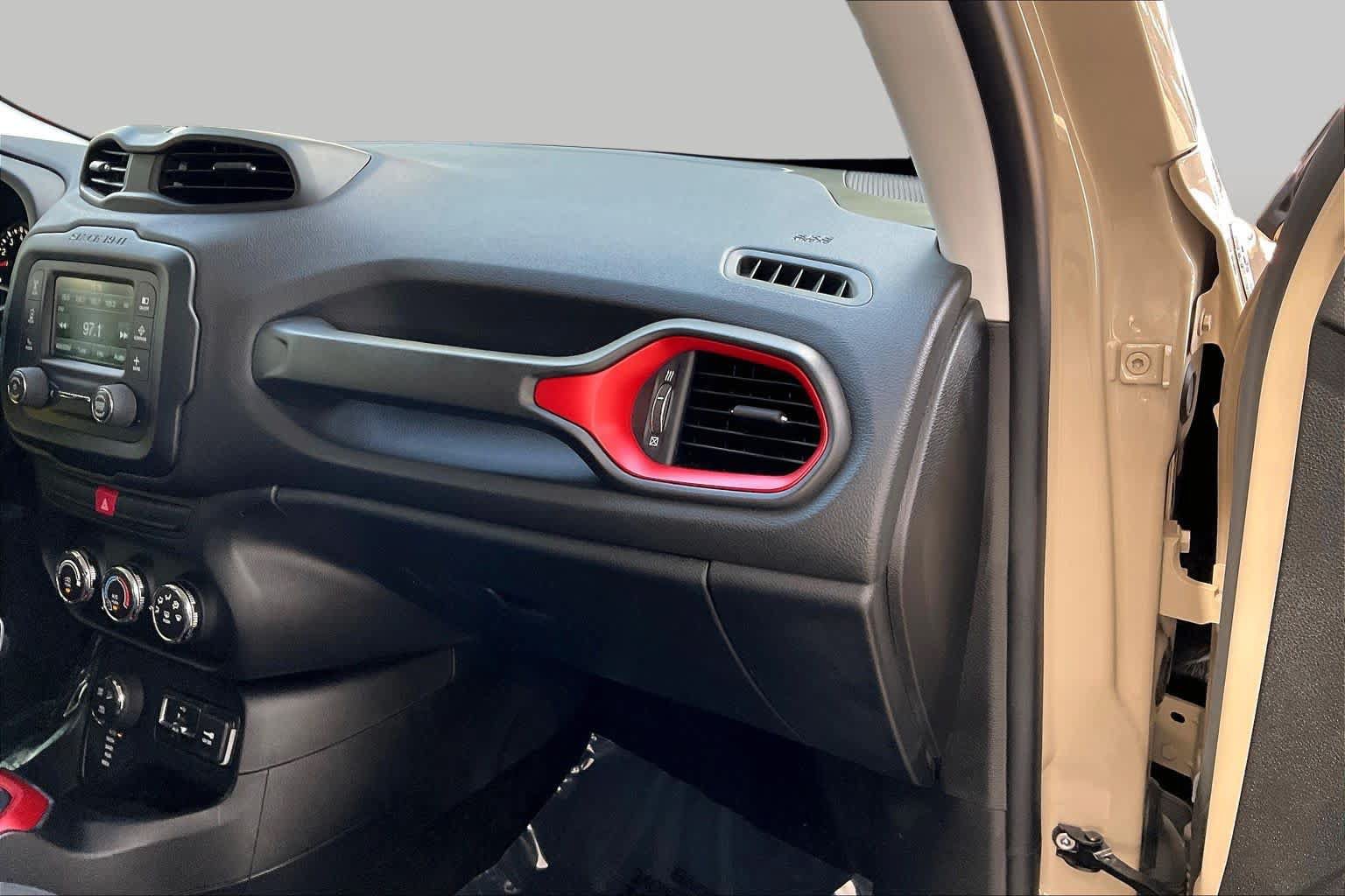 Used 2015 Jeep Renegade Trailhawk AWD/4WD image 19