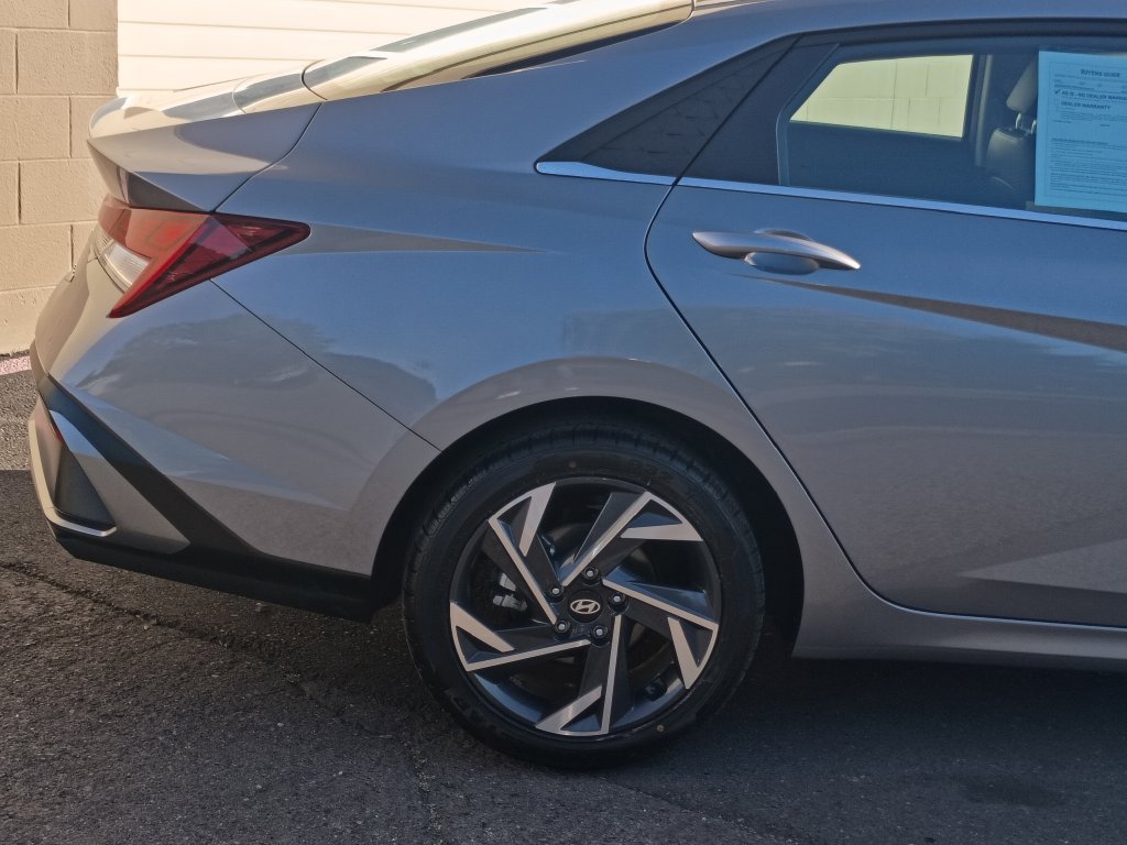 Certified 2025 Hyundai Elantra Limited FWD image 4