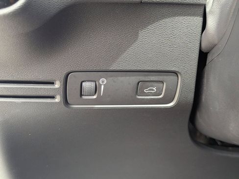 Used 2020 Volvo XC40 T4 Momentum w/ Protection Package Premier image 28