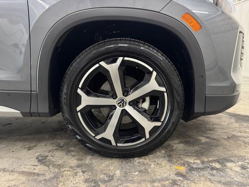 Used 2025 Volkswagen Tiguan SE image 29