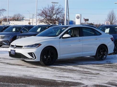 Certified 2025 Volkswagen Jetta SE image 3