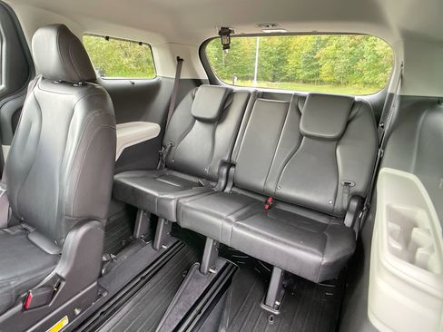 Used 2022 Kia Carnival SX image 28