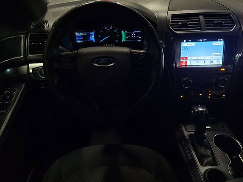 Used 2018 Ford Explorer XLT w/ Equipment Group 201A FWD image 22