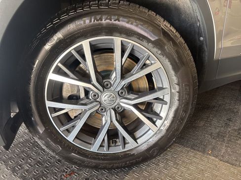 Used 2020 Volkswagen Tiguan SE image 4