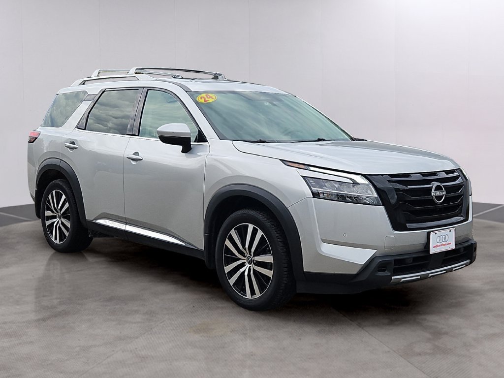 Used 2024 Nissan Pathfinder Platinum w/ Black Appearance Package AWD/4WD image 3