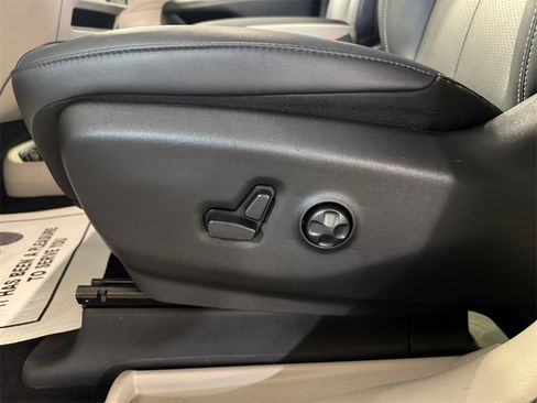 Used 2024 Chrysler Pacifica Touring-L image 13