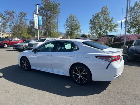 Used 2019 Toyota Camry SE image 4