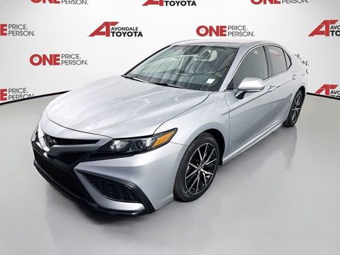 Used 2024 Toyota Camry SE image 3