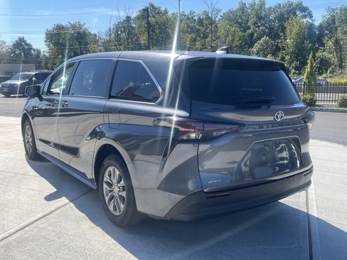Used 2025 Toyota Sienna LE FWD image 4